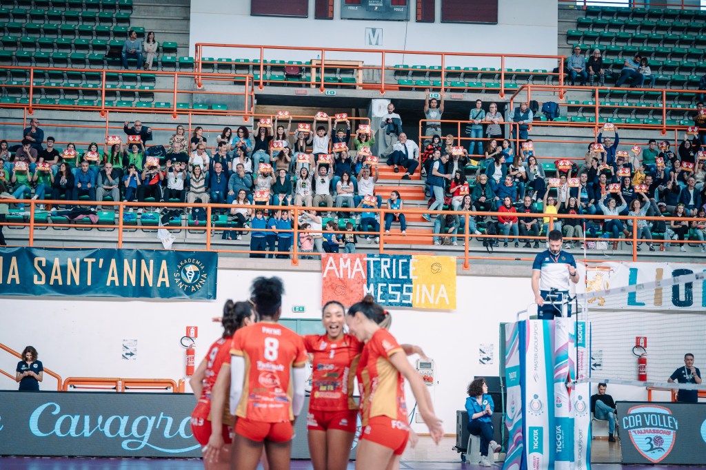 il pubblico al palarescifina