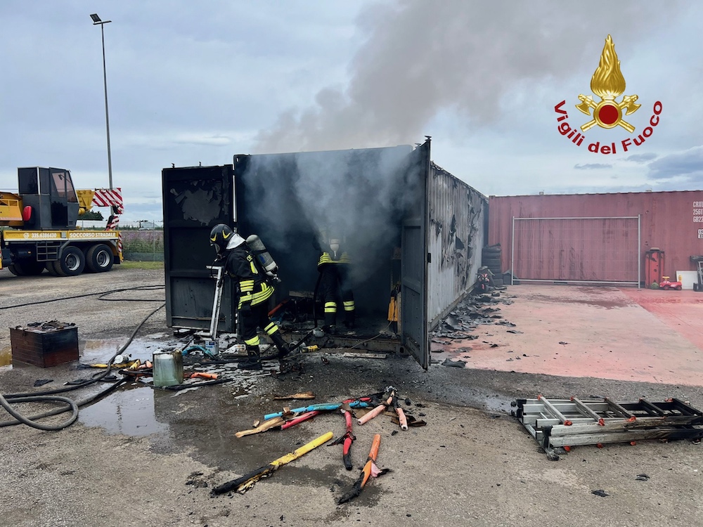 Il container distrutto dalle fiamme a Milazzo