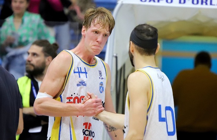 gatti dà il cinque al compagno