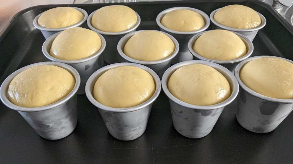 Babà ripieno di panna