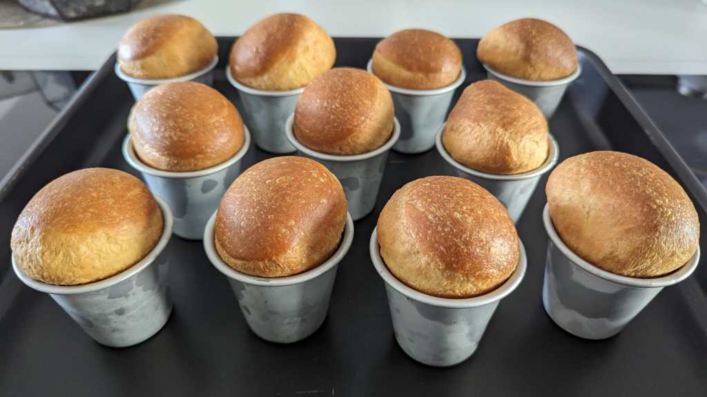 Babà ripieno di panna