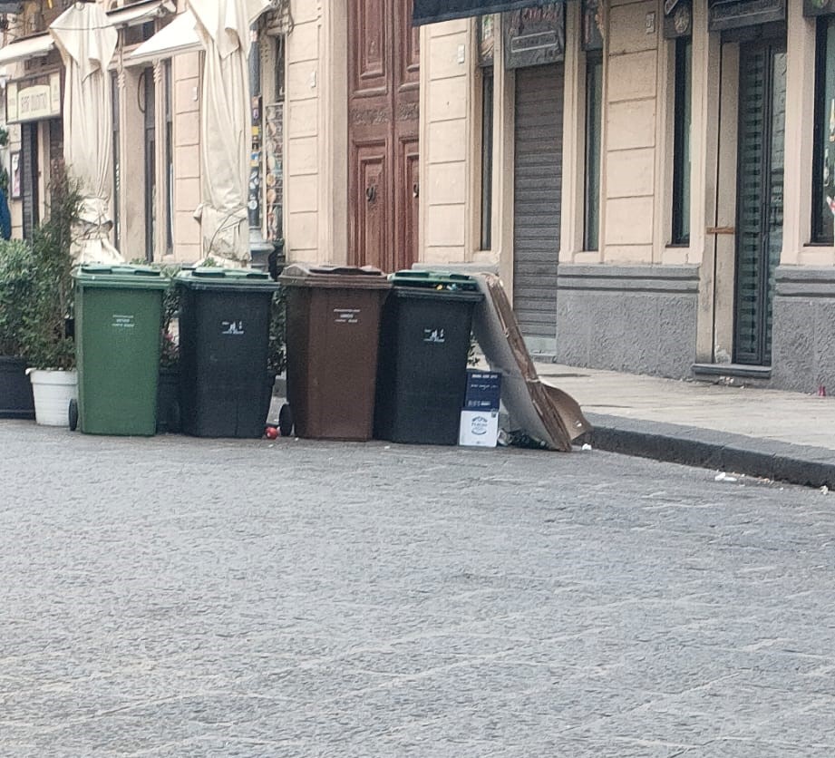 Carrellati in strada e di fronte a negozi