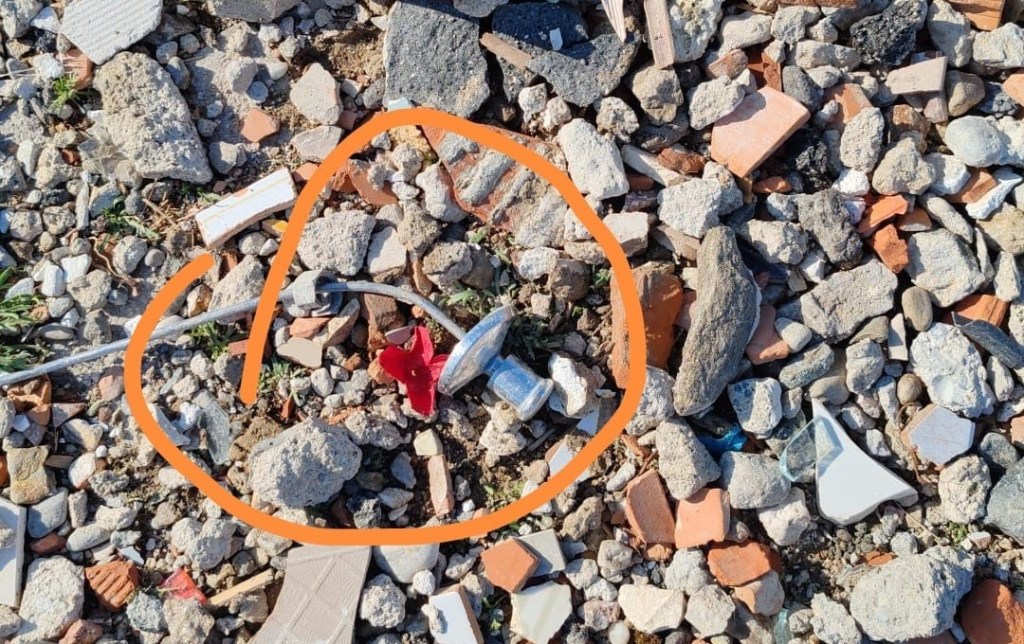 Parcheggio Paradiso, pulsantiera bagno