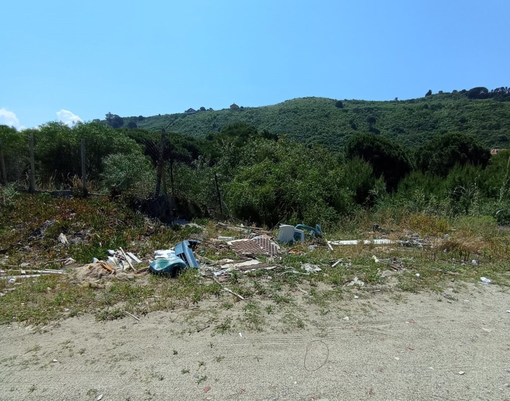 Mortelle-Spiaggia d'oro. Discarica