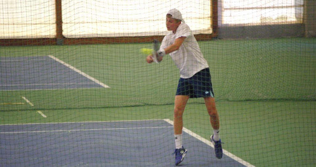 maina colpisce di rovescio