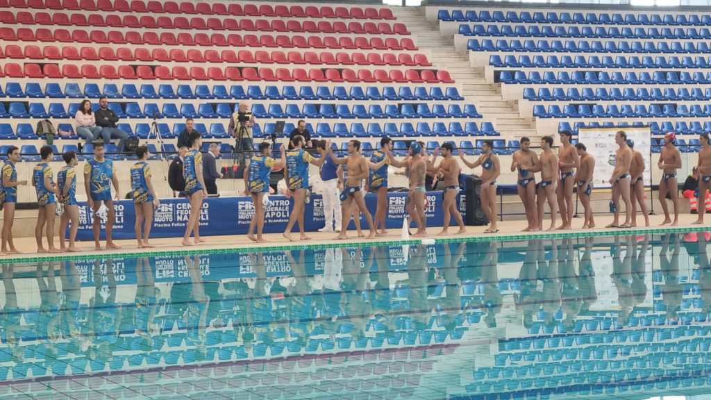 le squadre di salutano