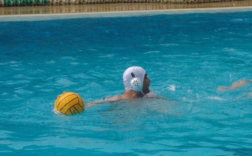 Maurizio Blandino in acqua con il pallone in mano