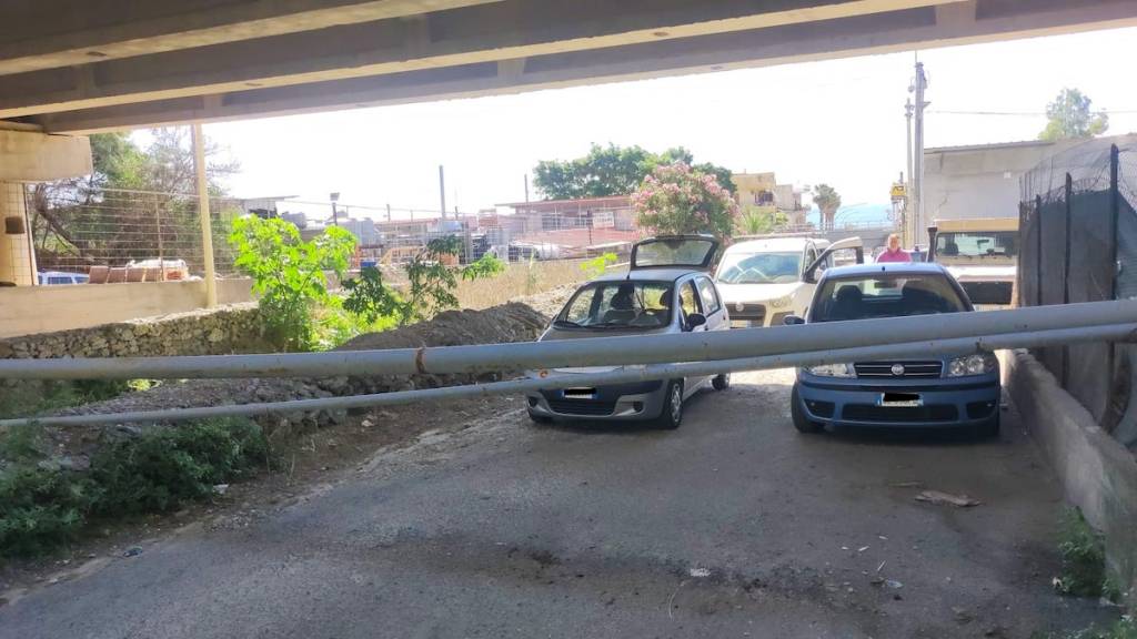La tubazioni staccatesi dal viadotto A18 di Allume