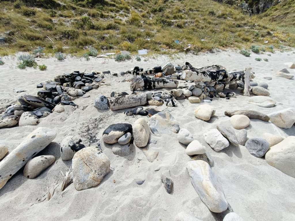 Liquido nero sulla spiaggia di Capo Rasocolmo