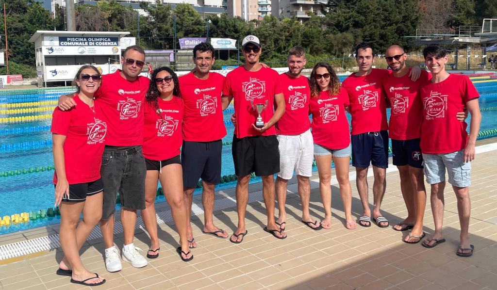 nuotatori power team con la coppa