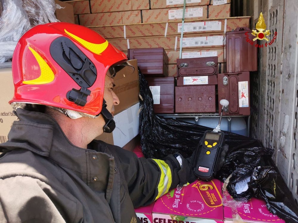 Le verifiche dei Vigili del Fuoco nel container