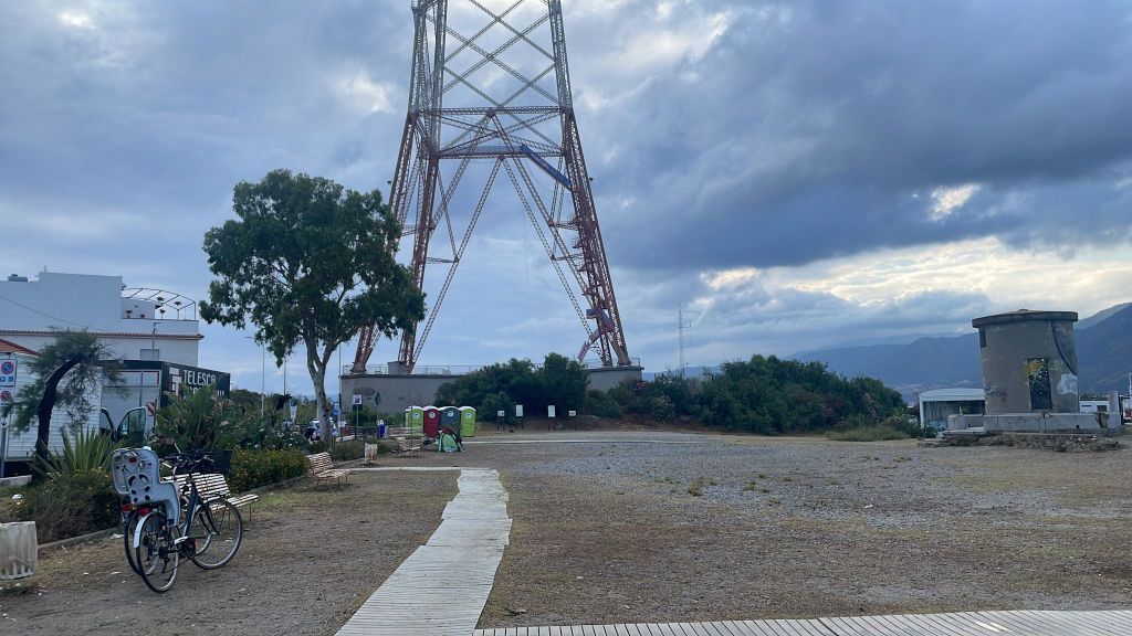 A Torre Faro si monta il "filo" tra i due piloni