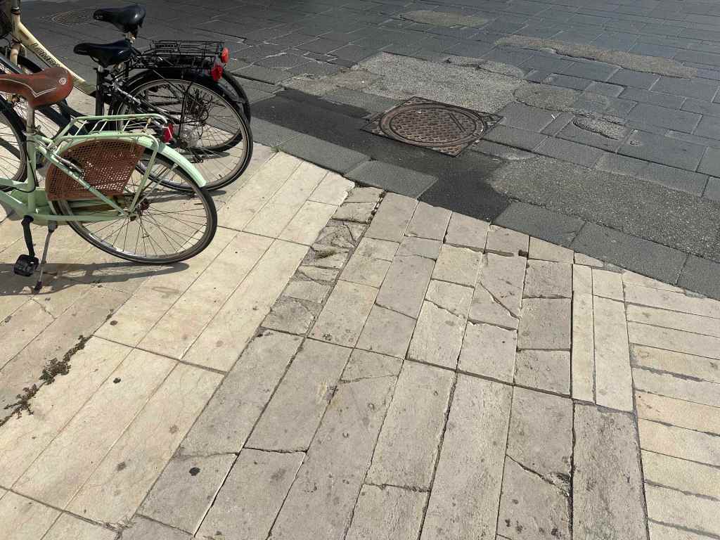 isola pedonale pavimentazione torre faro