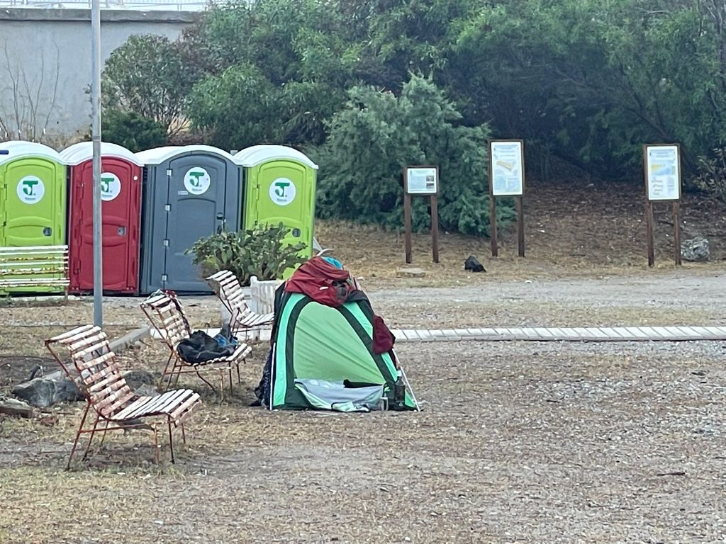 In tenda mentre a Torre Faro si monta il "filo" tra i due piloni