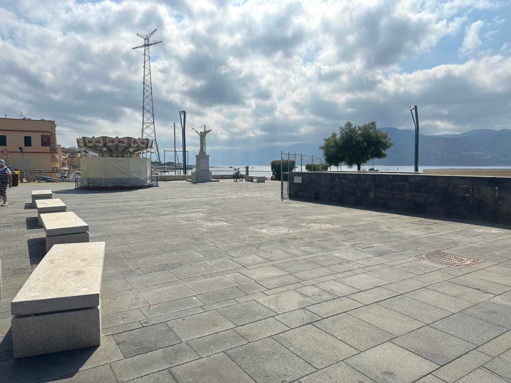 isola pedonale pavimentazione torre faro