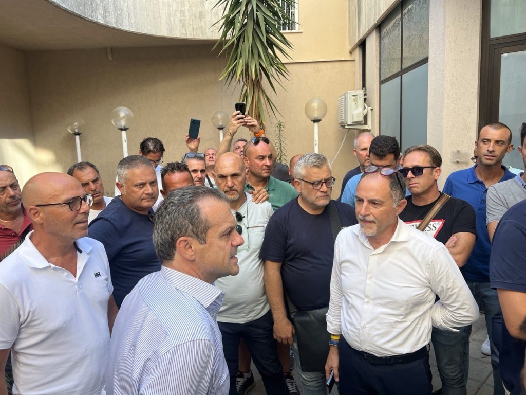 De Luca e Lombardo con lavoratori Ast