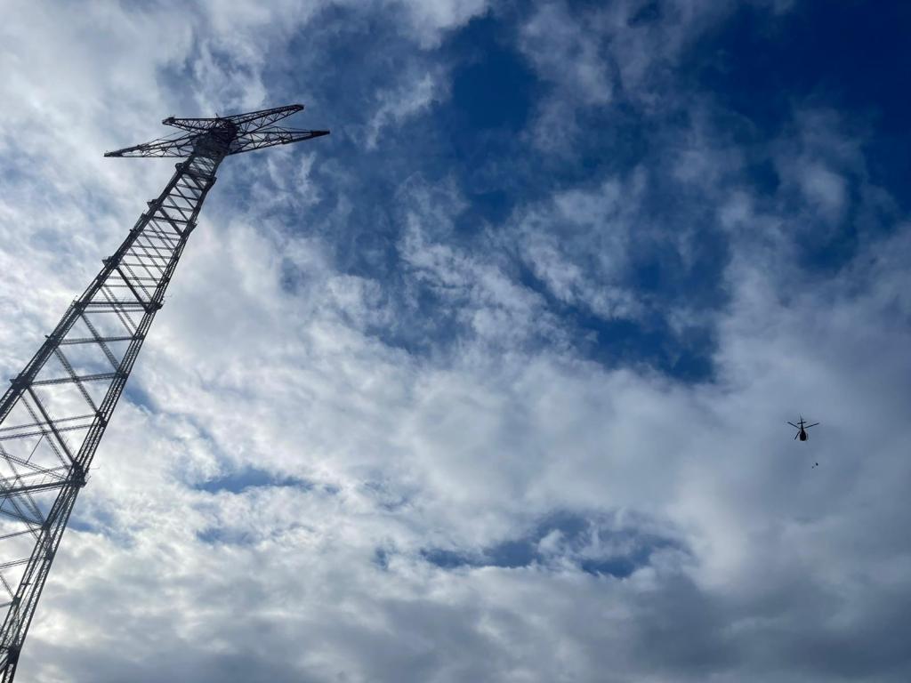 A Torre Faro si monta il "filo" tra i due piloni