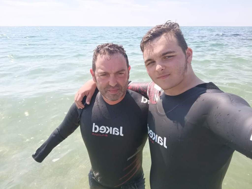 andrea e il figlio kevin in mare