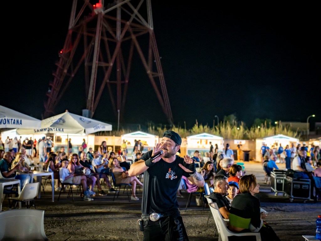 beach soccer village pieno di persone