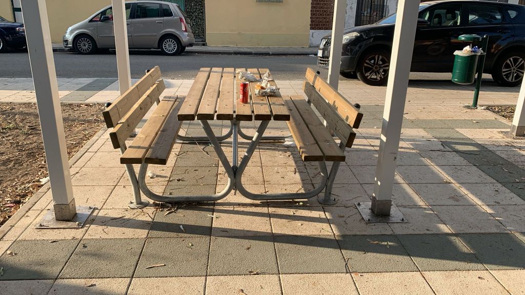 Tavolo da pic-nic sporco