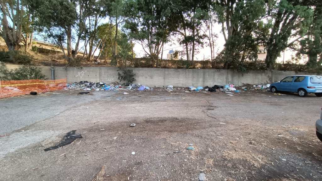 Rifiuti in un parcheggio
