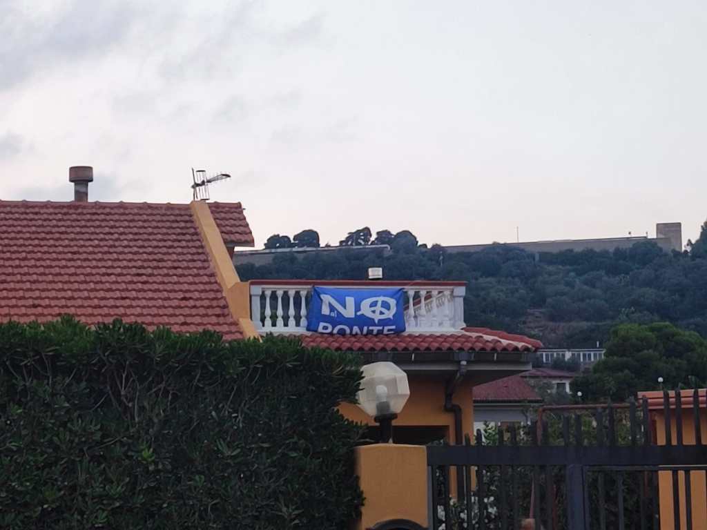 Striscione no ponte residence Margi