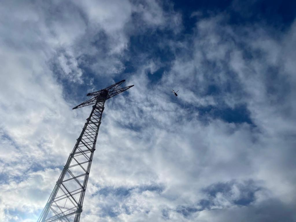 A Torre Faro si monta il "filo" tra i due piloni