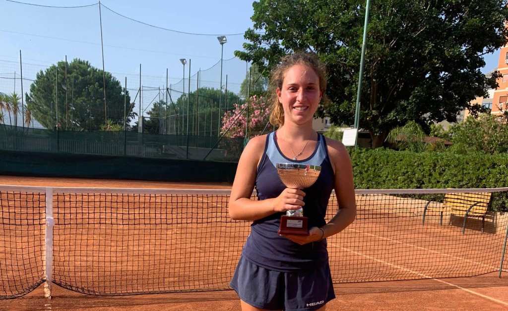 aurora morano col trofeo