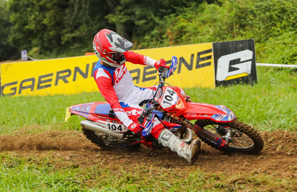 pilota enduro in azione