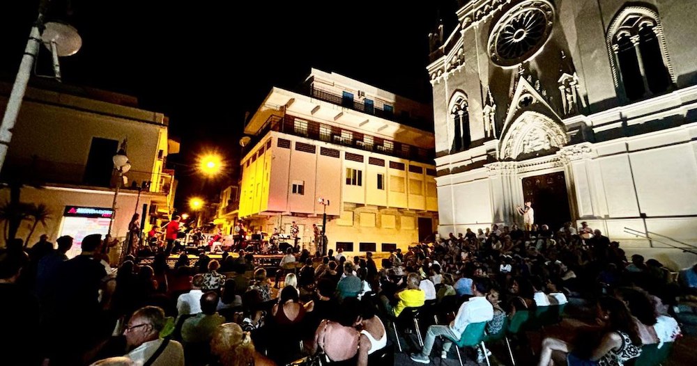 Un concerto in piazza Sacro Cuore a Furci