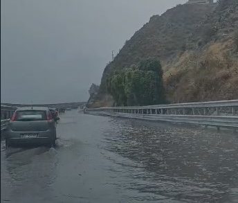 Pozzanghera in autostrada
