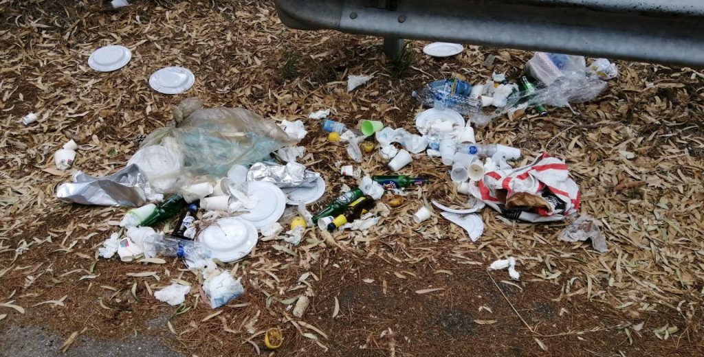 Resti di pic-nic abbandonati