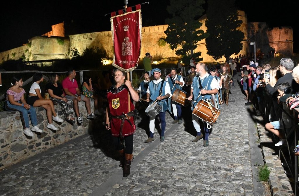 castello milazzo corteo storico viaggi notturni