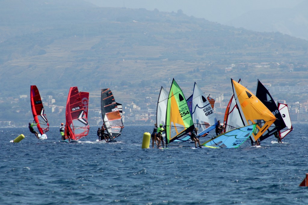 tavole e vele nelle acque dello stretto