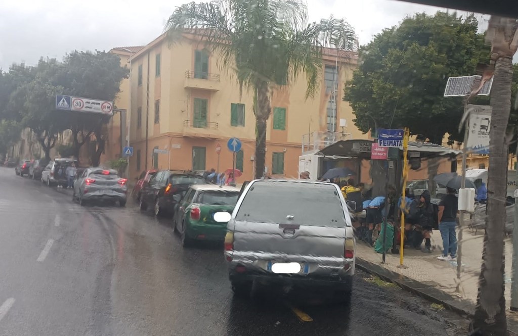 Auto in sosta alla fermata ATM