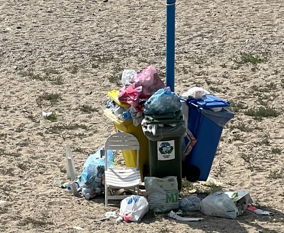 Isola ecologica in spiaggia