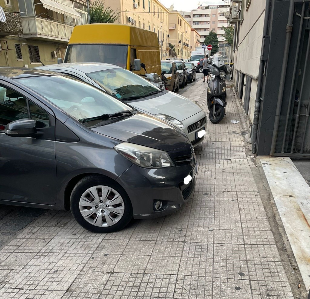 Macchine sul marciapiede