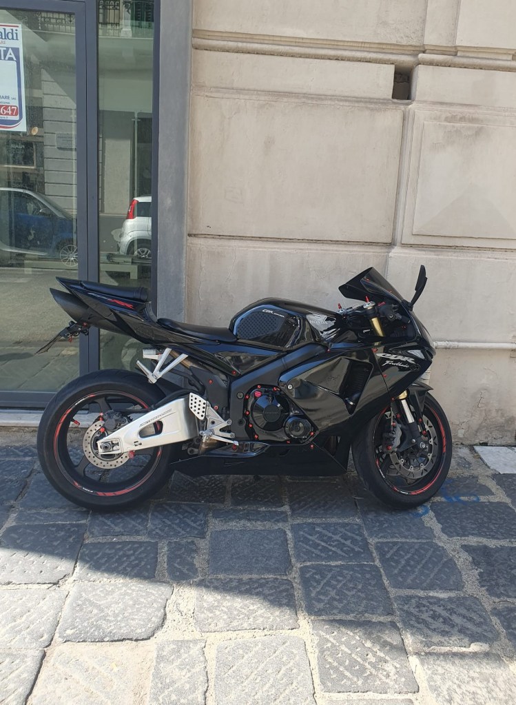 Moto sul marciapiede