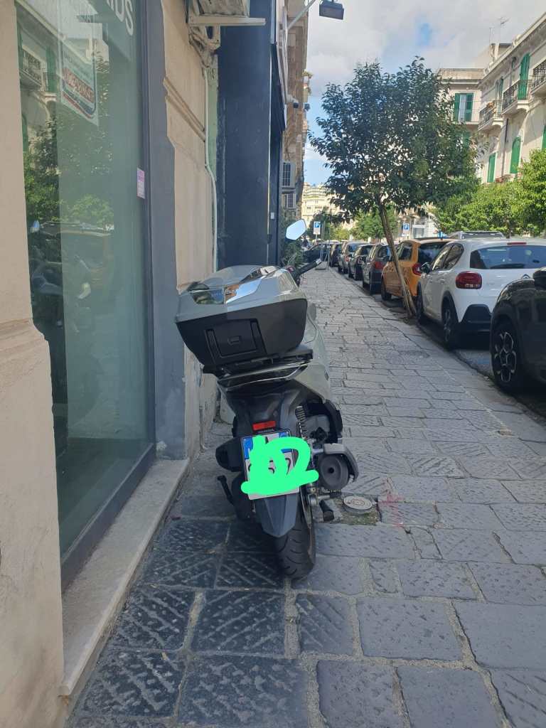 Moto sul marciapiede