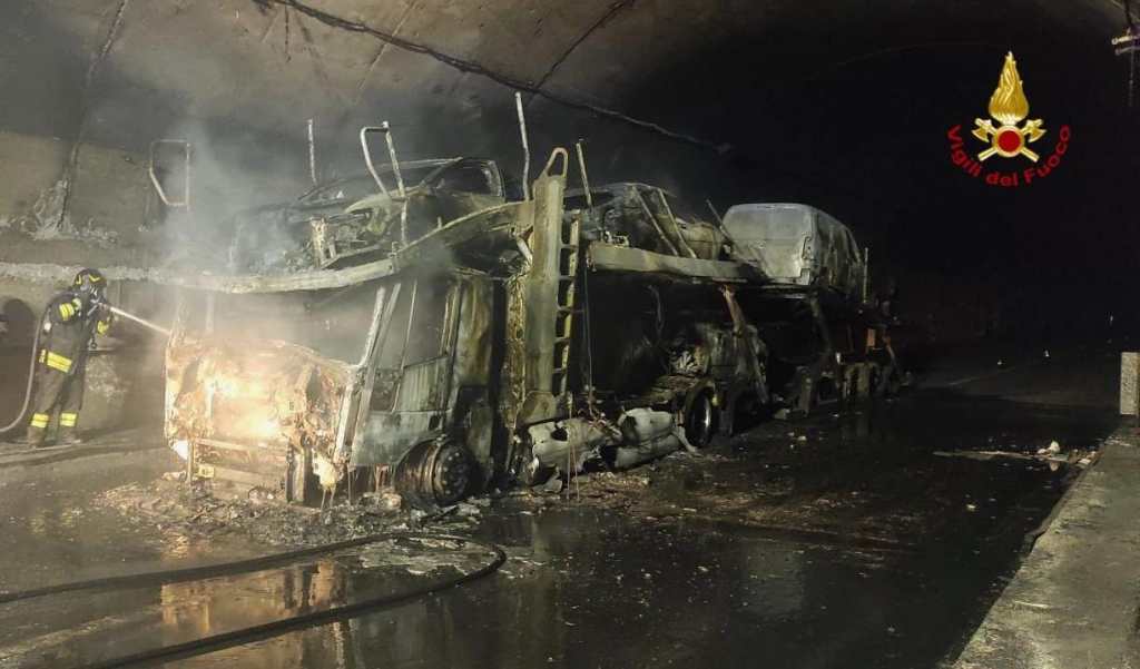 Bisarca in fiamme nella galleria Calavà, l'azione dei vigili del fuoco