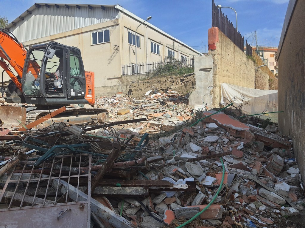 demolizioni via evemero