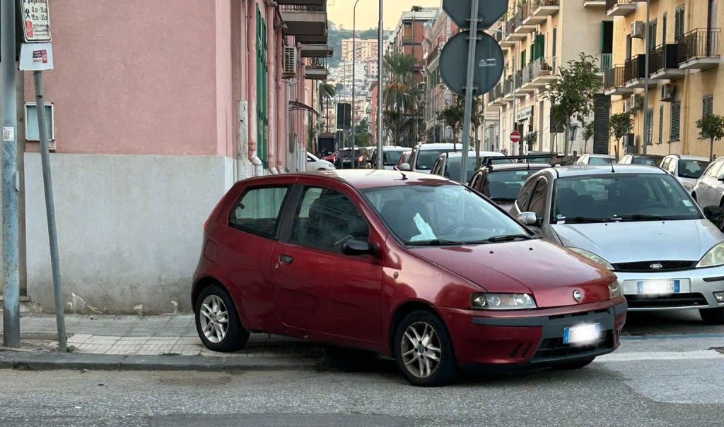Auto sul marciapiede
