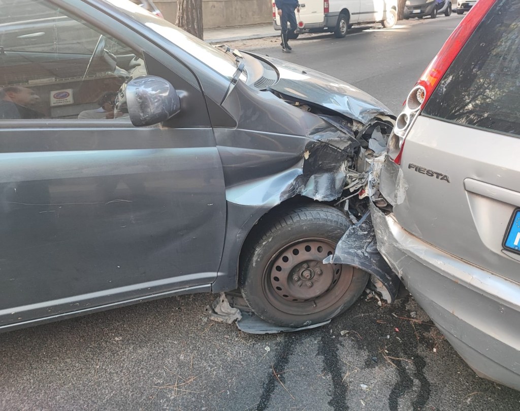Yaris contro Fiesta sul viale Italia