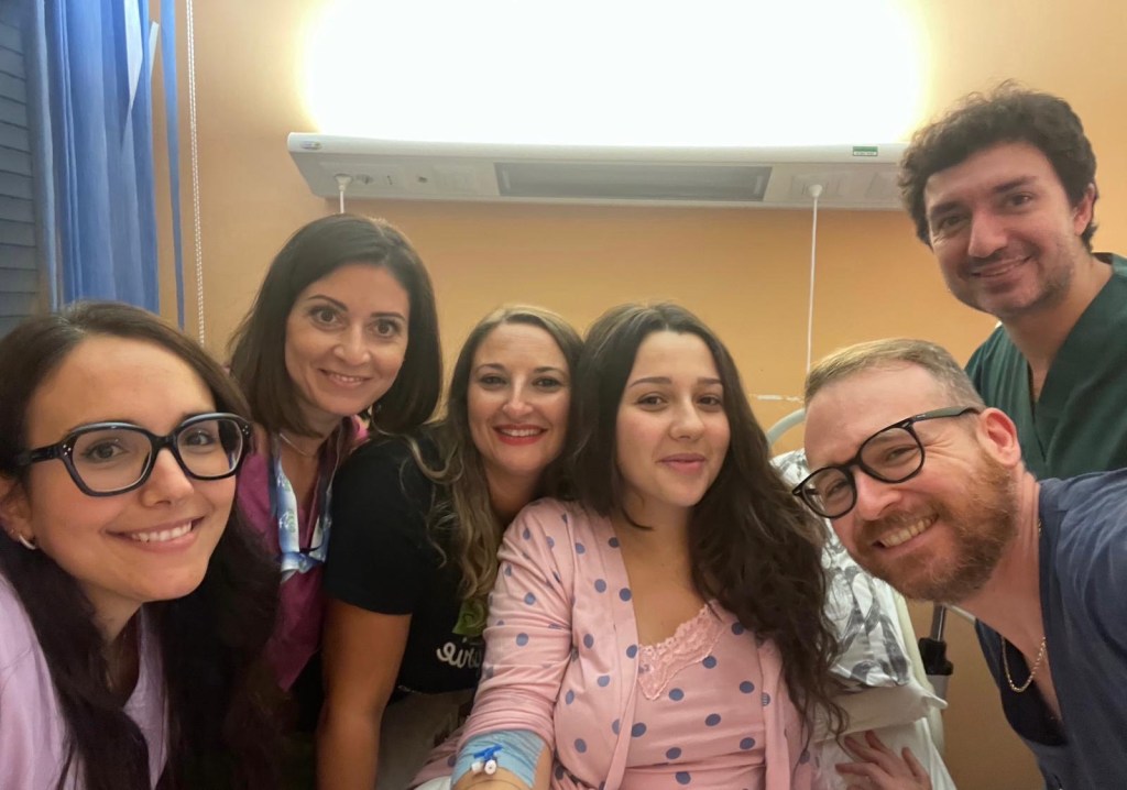 Azzurra Schepis con il personale del Policlinico