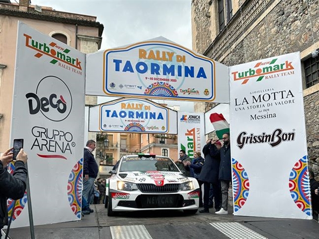 auto in partenza al rally di taormina