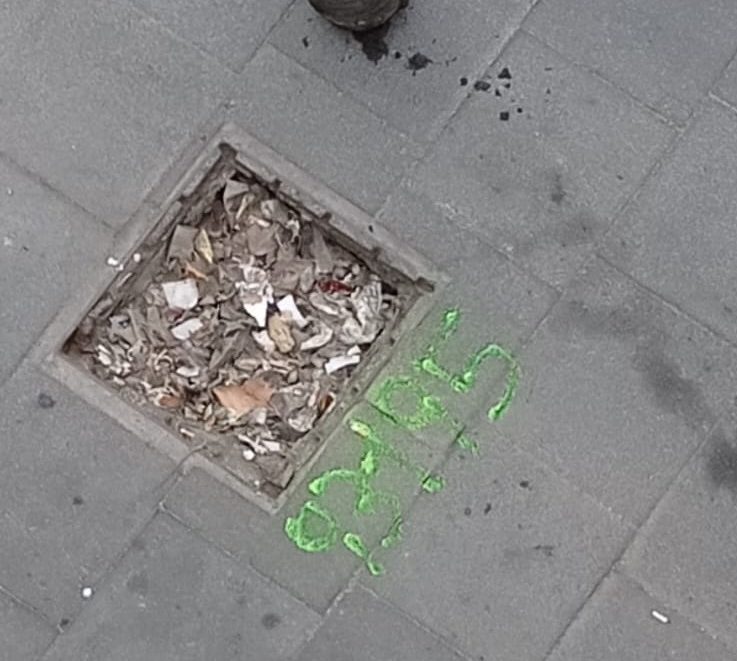 Tombino otturato in fase di pulizia