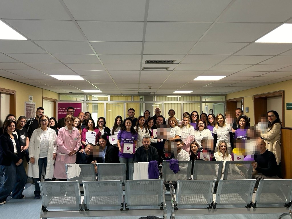 Azzurra Schepis con il personale del Policlinico