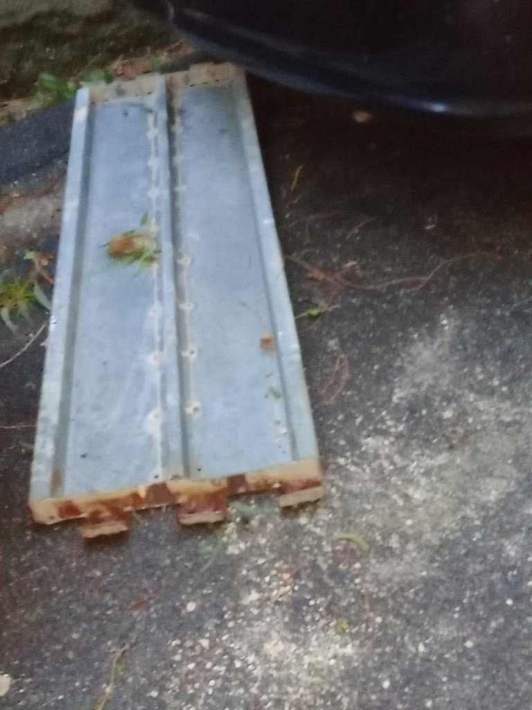 Lastra volata per il vento