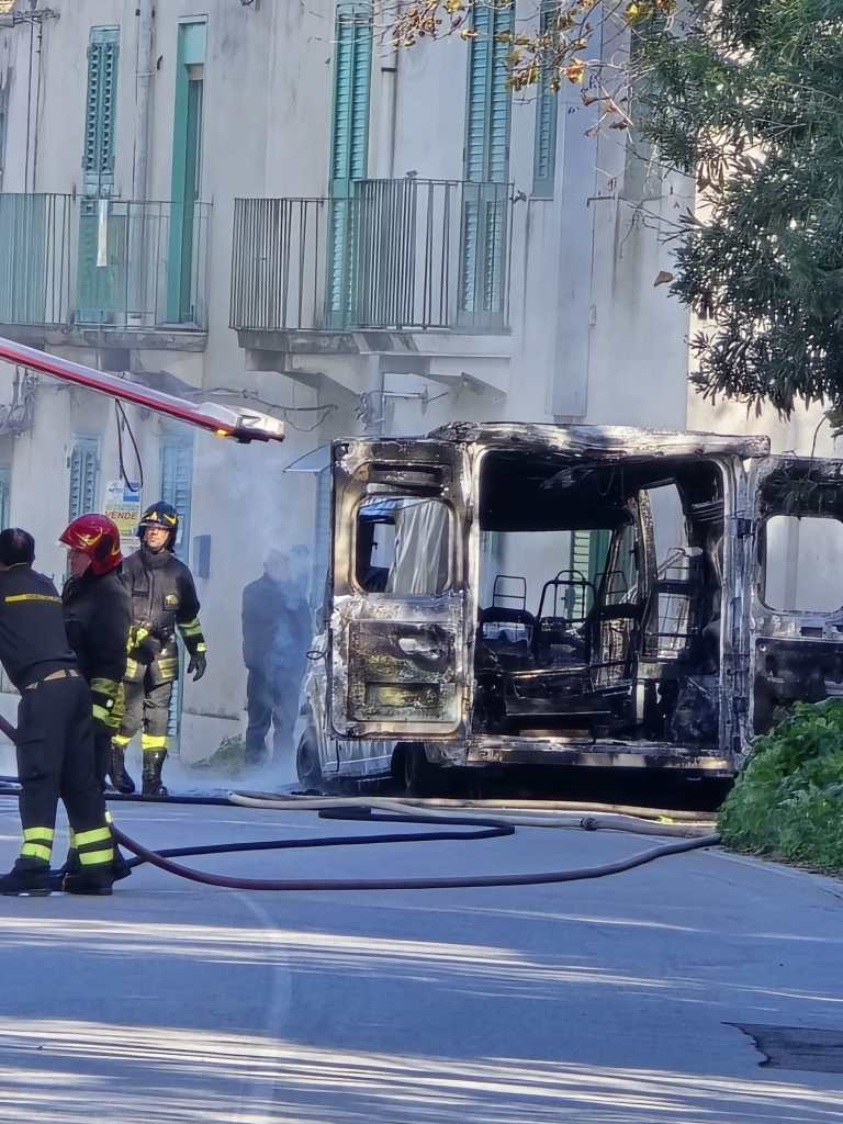 Ambulanza distrutta dalle fiamme a Ortoliuzzo
