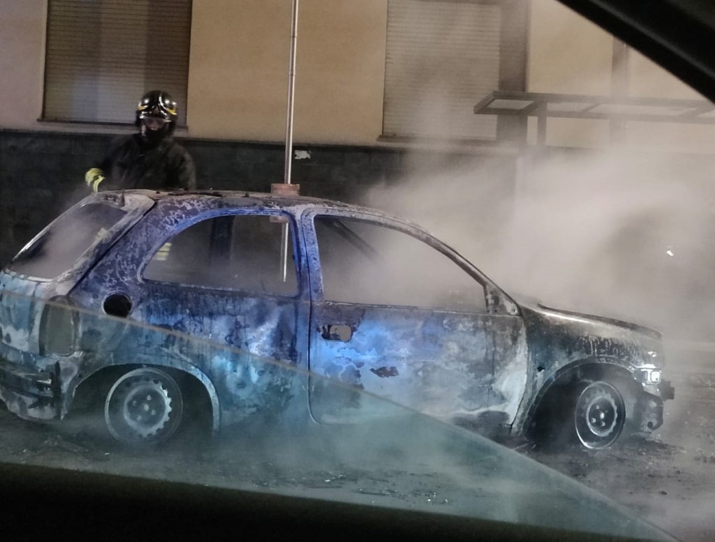 Fiamme auto a Gravitelli